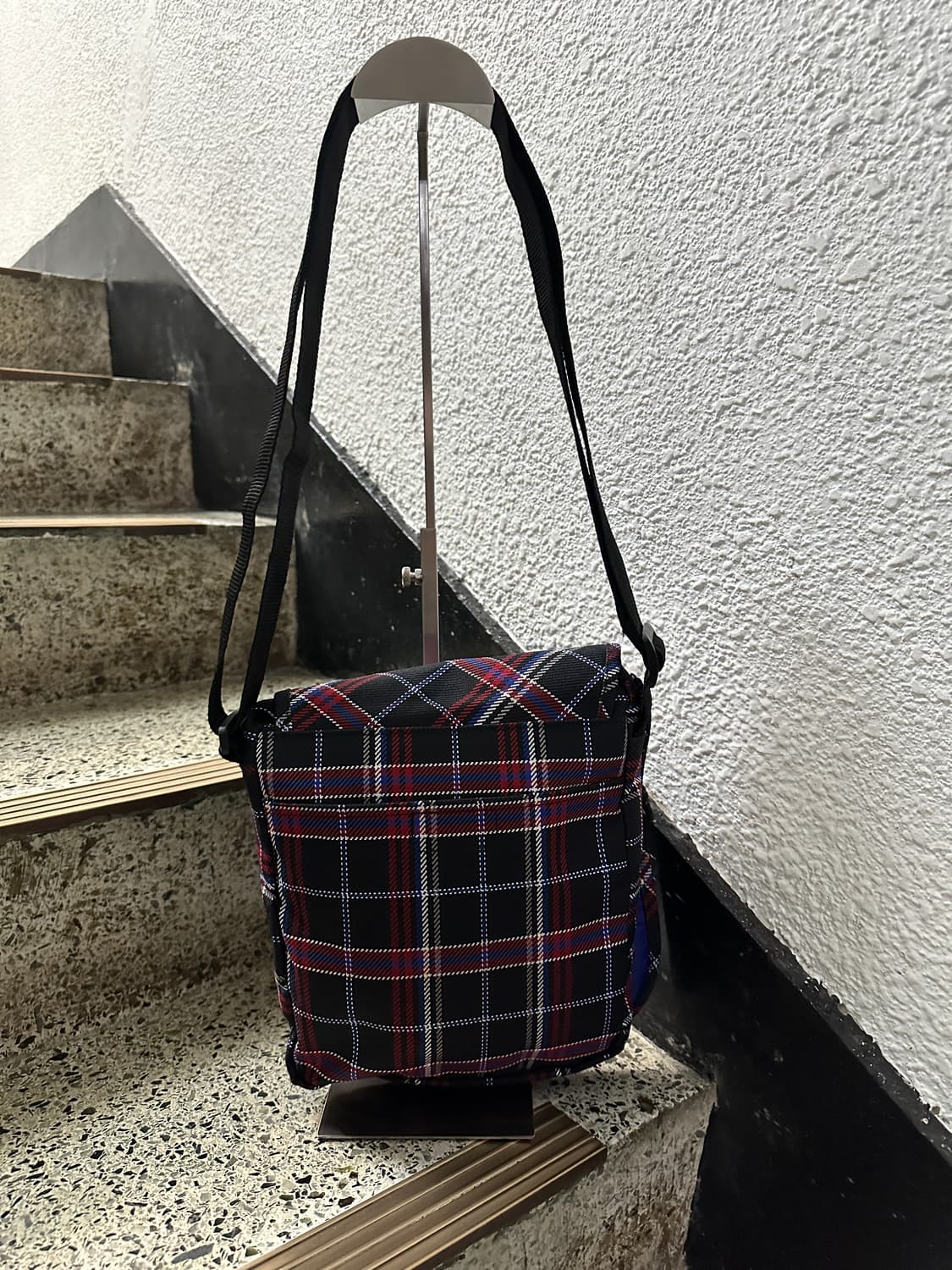 [Eastpak] 유니크한 타탄 체크 메신저 백 상품이미지2