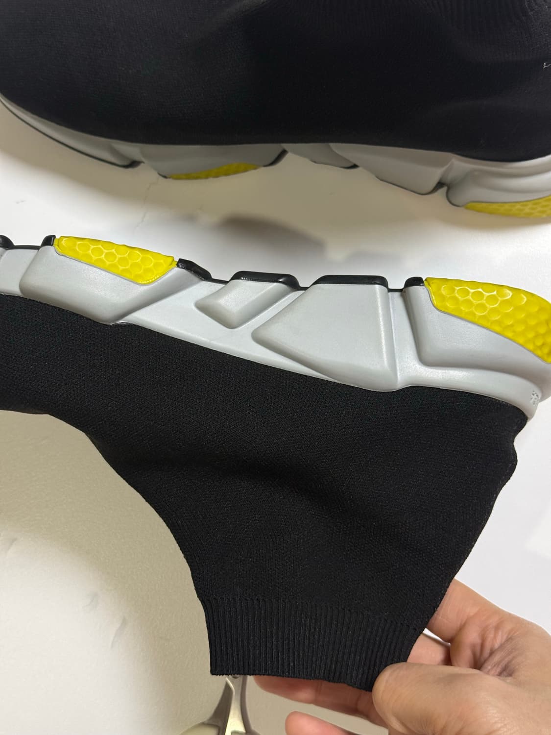 발렌시아가 스피드러너 BB로고 블랙 옐로우 상품이미지3