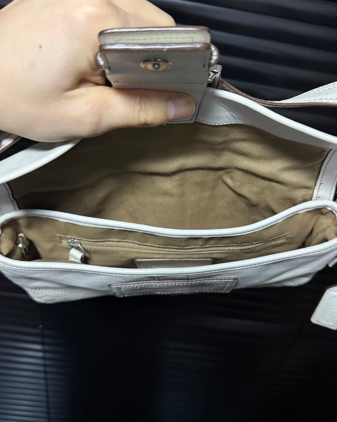 코치 버클 화이트 아이보리 가죽 바게트백 숄더백 토드백 사첼백 호보백  상품이미지9