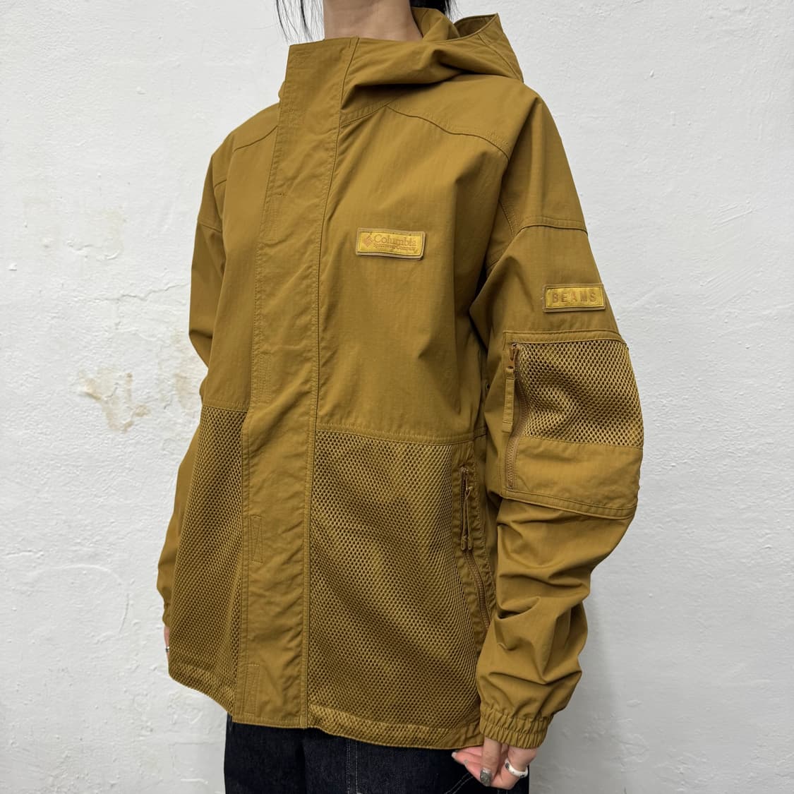 빔즈 x 컬럼비아 20ss 브라운컬러 매쉬포켓 나일론 챌린저 윈드브레이커 상품이미지1