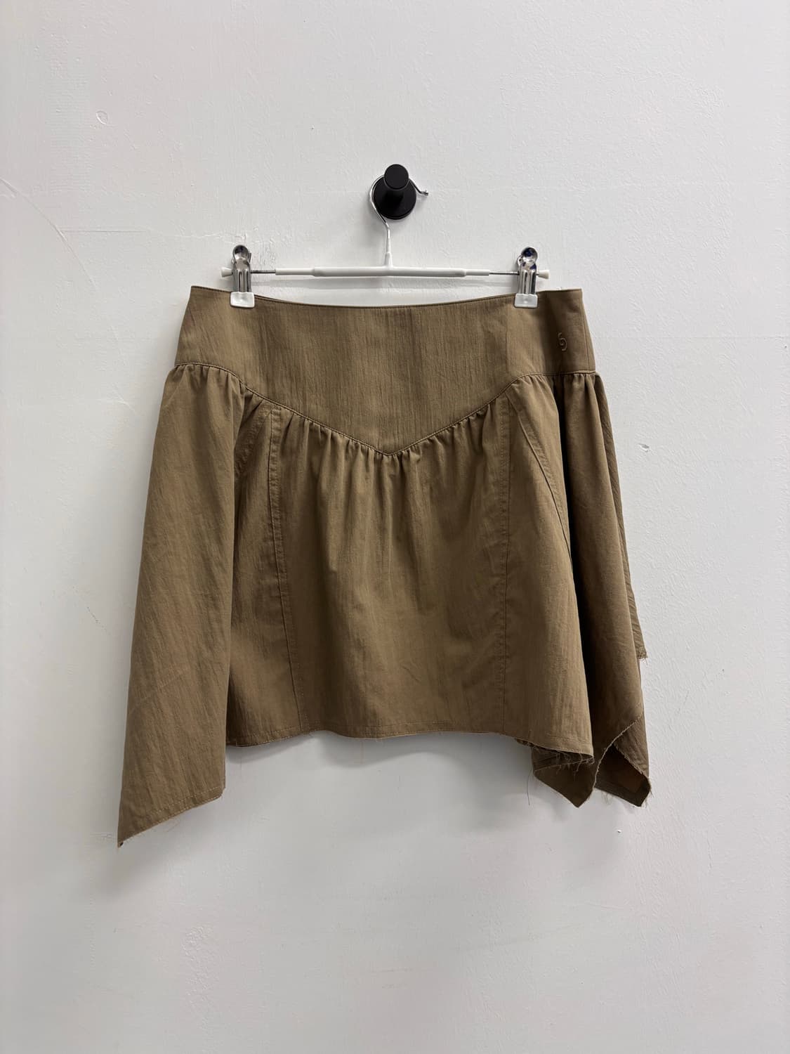 세릭(CERRIC) 어시메트릭 인시전 스커트 카키  상품이미지2