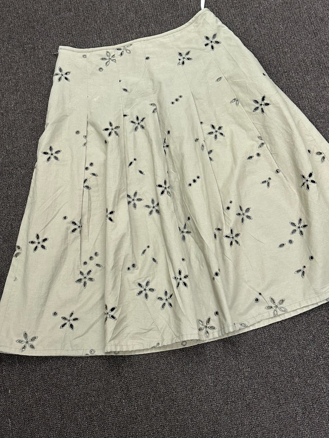 OS)Japanese vintage 여성 꽃 펀칭 디테일 롱스커트 상품이미지4