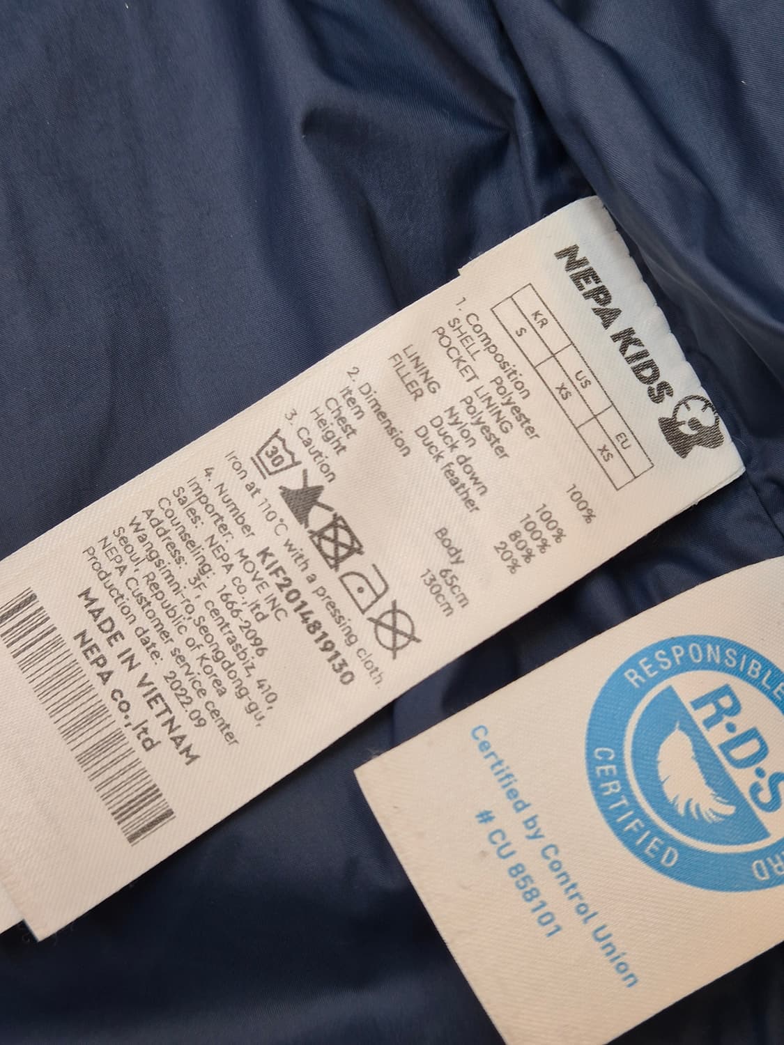 네파 키즈 패딩 130사이즈입니다. 충전재는 오리털 80%, 깃털 20입 상품이미지5