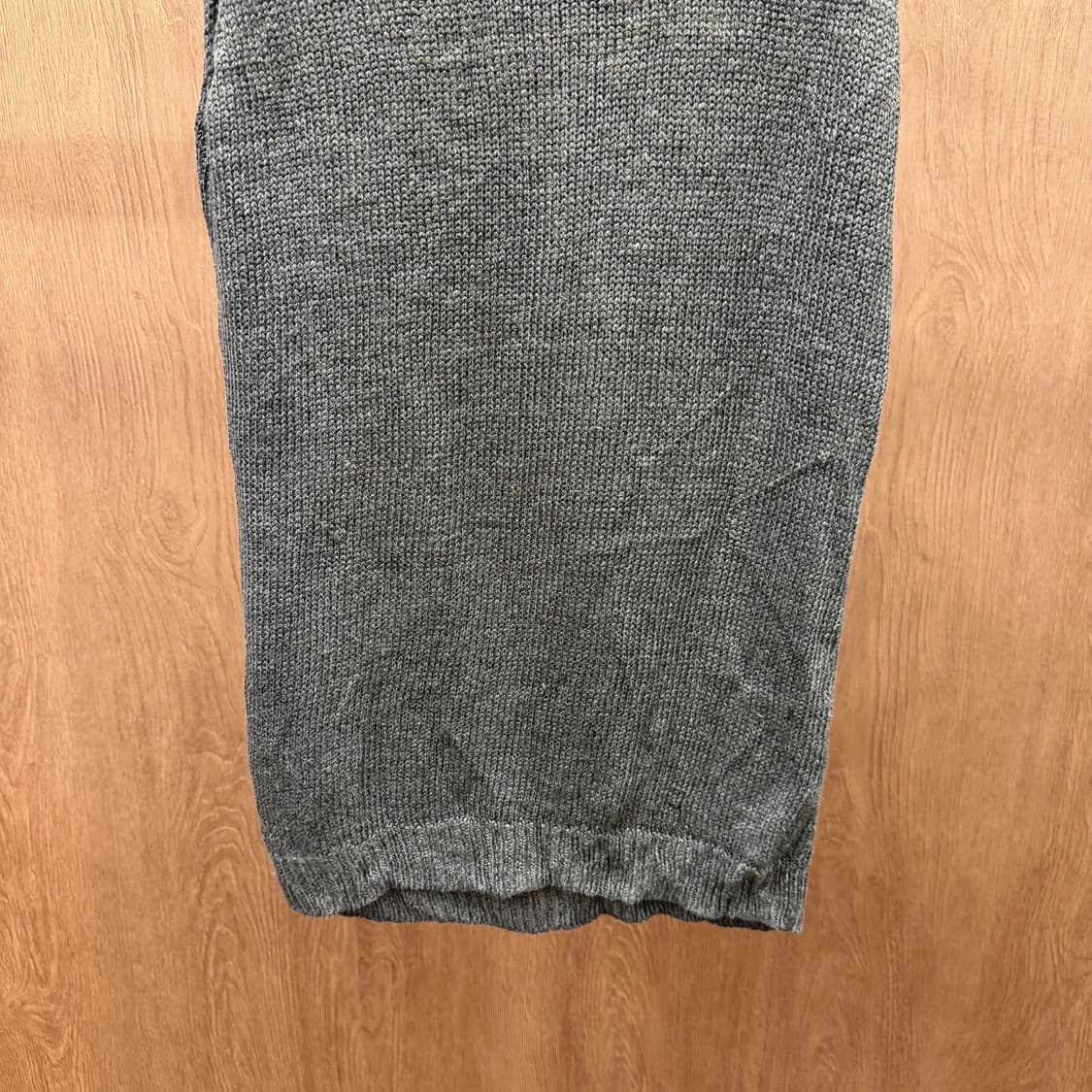 띠어리 라운드넥 슬리브리스 니트 무지 시어 텍스처 디테일 슬림핏 카키 상품이미지5