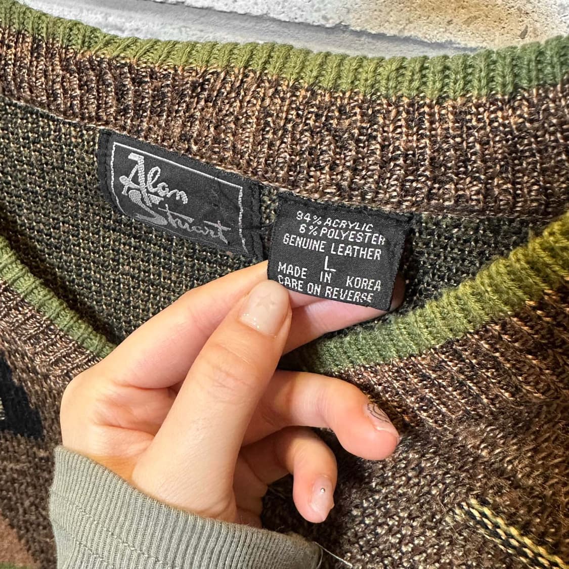 KR VINTAGE 브이넥 니트 기하학 패턴 패치워크 디테일 브라운 상품이미지6