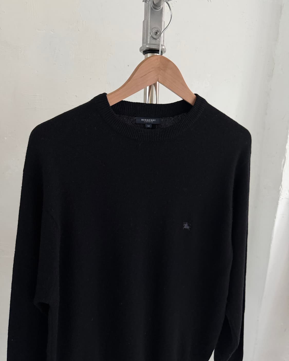 Burberry 버버리 런던 블랙컬러 기마로고 램스울 니트 상품이미지4