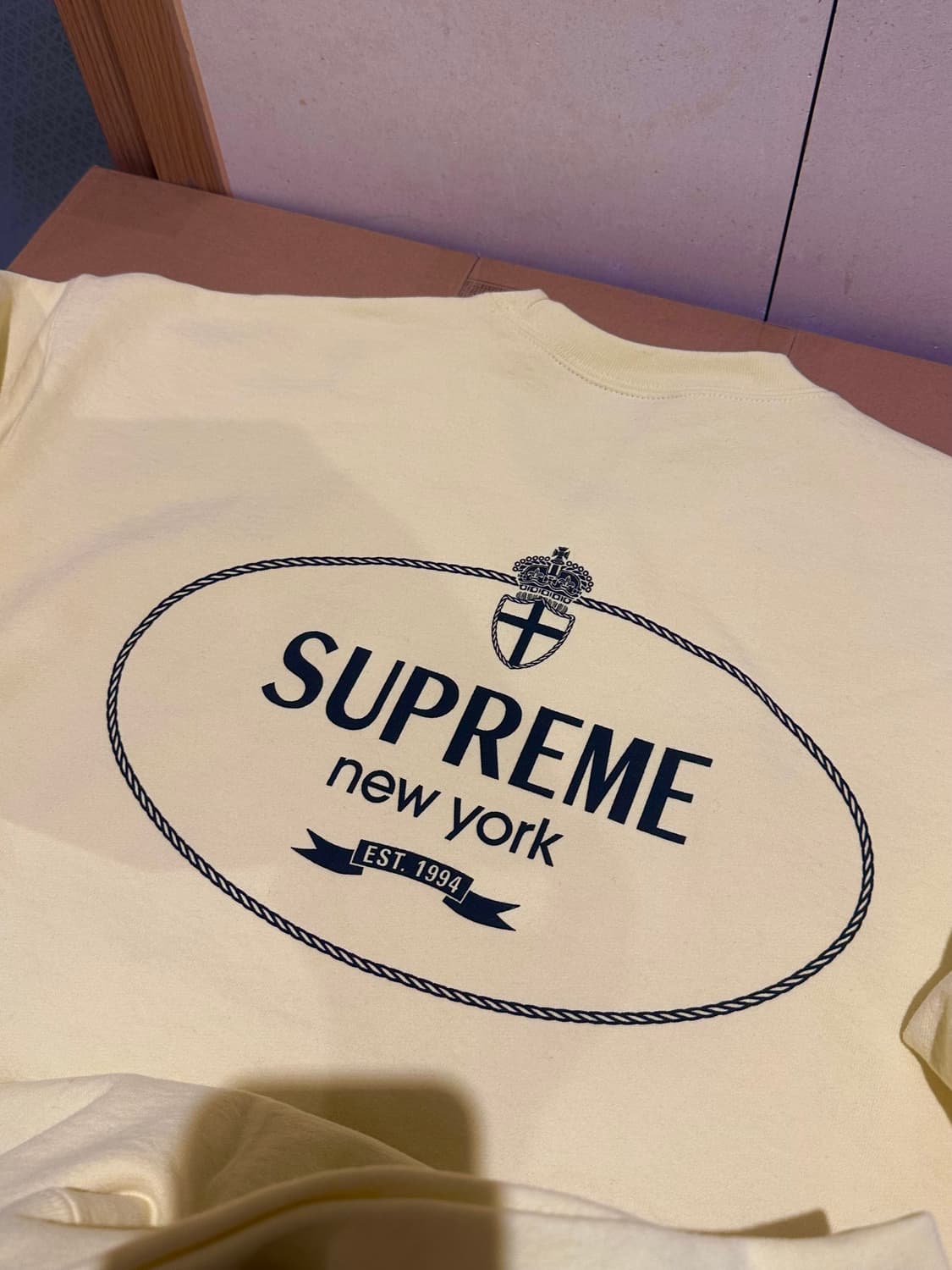 24FW 슈프림 크레스트 크루넥 맨투맨 라이트 옐로우 상품이미지4