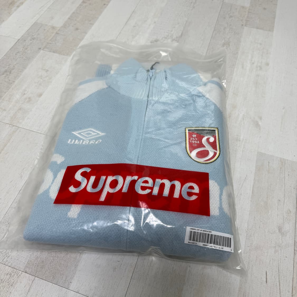 [S] 슈프림x엄브로 집업 스웨터 라이트 블루 펠릭스 착용 상품이미지3
