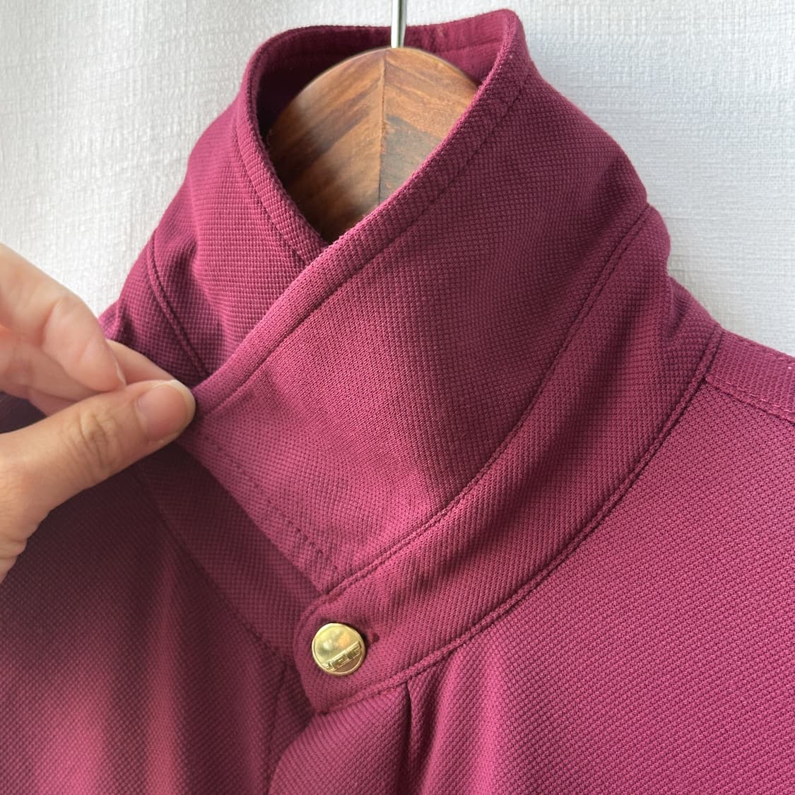 베르사체 클래식 V2 로고 자수 금장 버튼 셔츠 버건디 상품이미지5