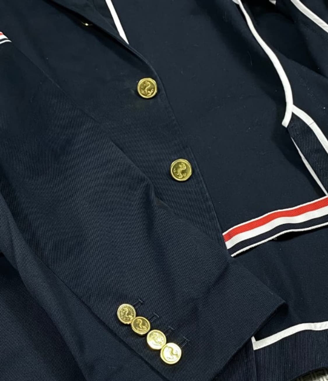 [정품] 톰브라운 싱글 브레스티드 암밴드 금장 블레이저 M 네이비  상품이미지3