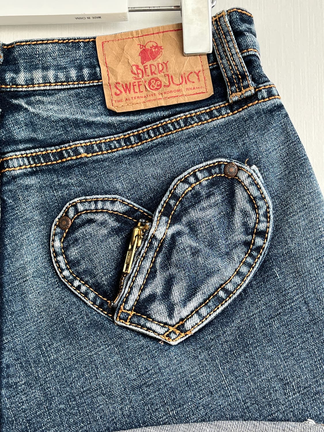 SWEET & JUICY 하트 포켓 데님 스커트 상품이미지3