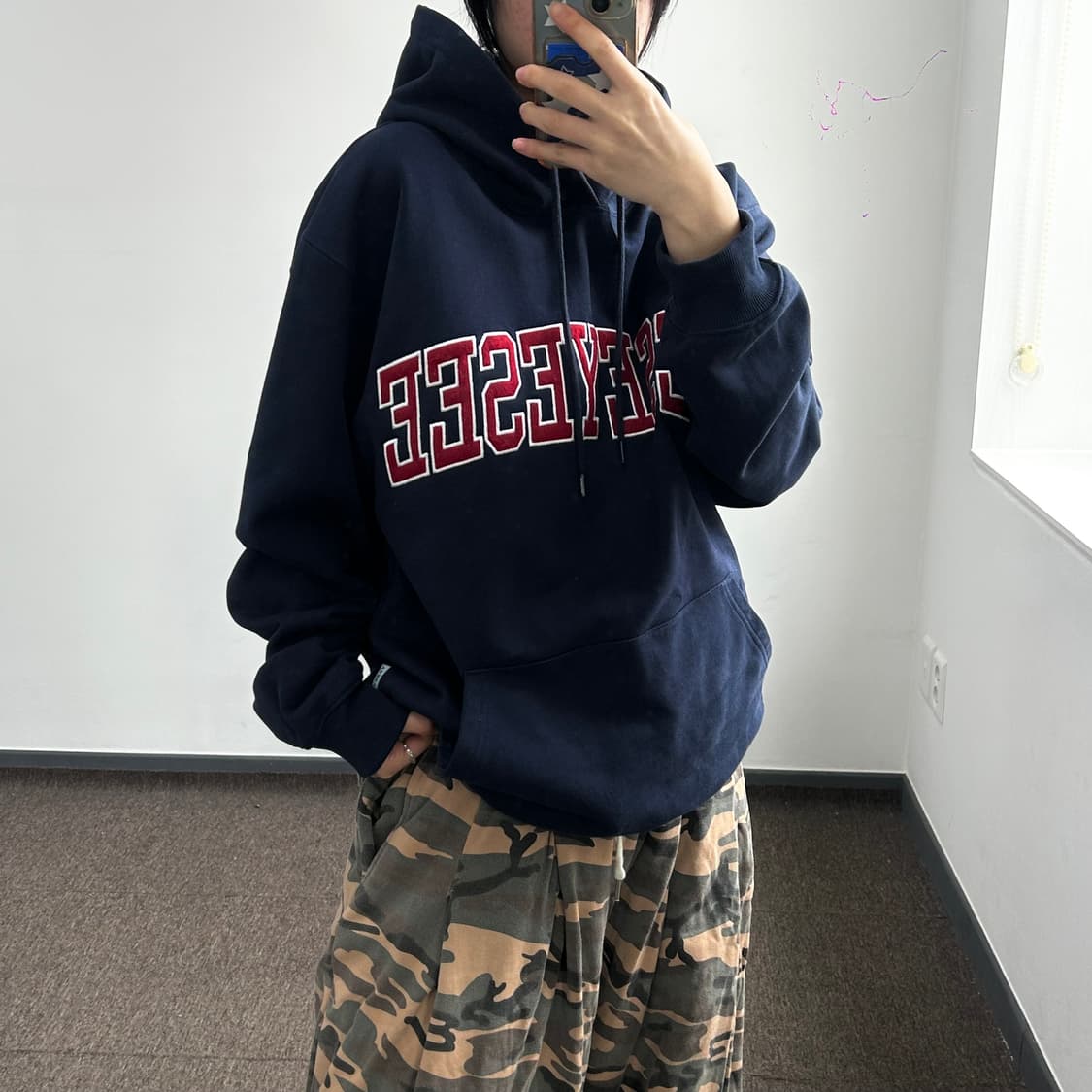 Yeseyesee 예스아이씨 레드 스펠아웃로고 네이비 후드티  상품이미지2