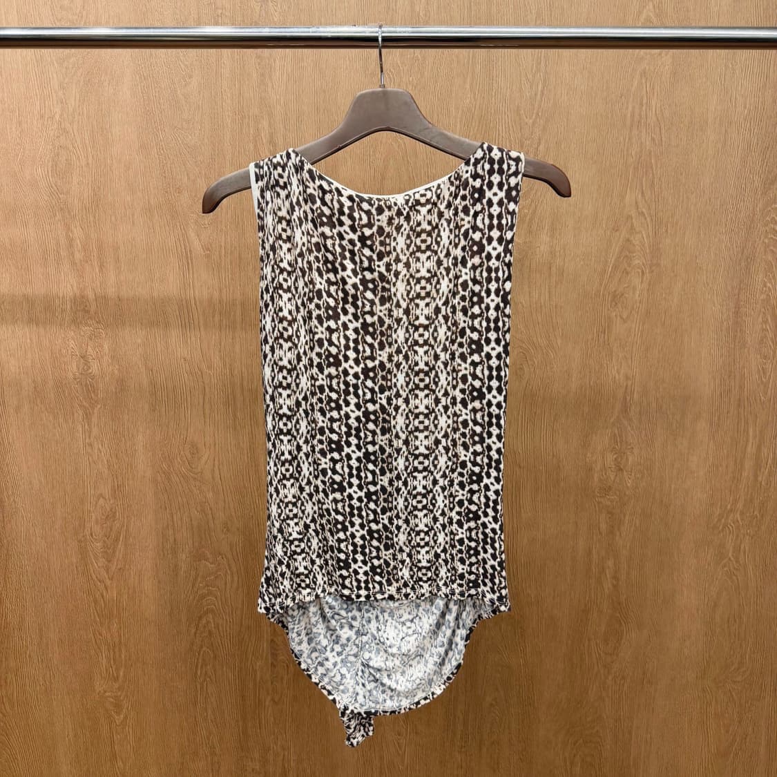 막스마라 슬리브리스 블라우스 호피 패턴 프릴 브이넥 로우하이 헴 디테일 상품이미지3