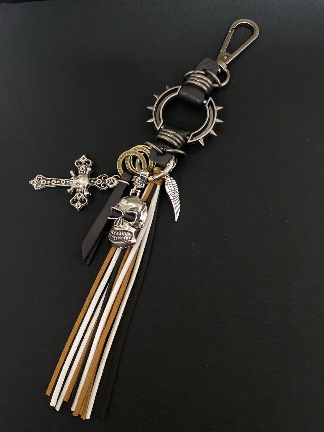 고딕 스컬 & 크로스 테슬 키링 상품이미지4