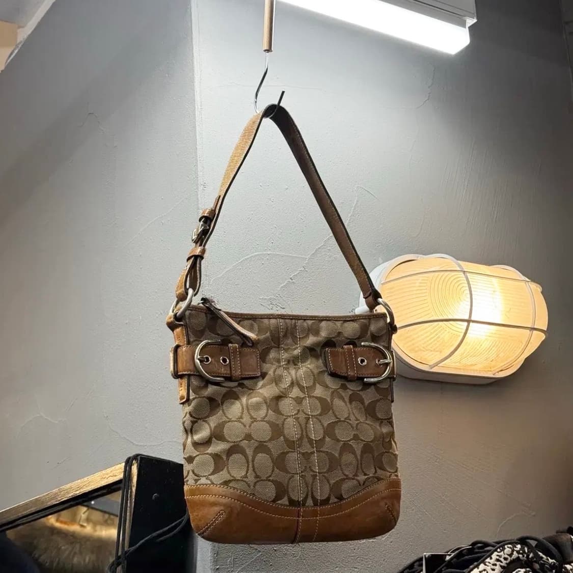 코치 모노그램 레더 숄더백 베이지 브라운 y2k 상품이미지1