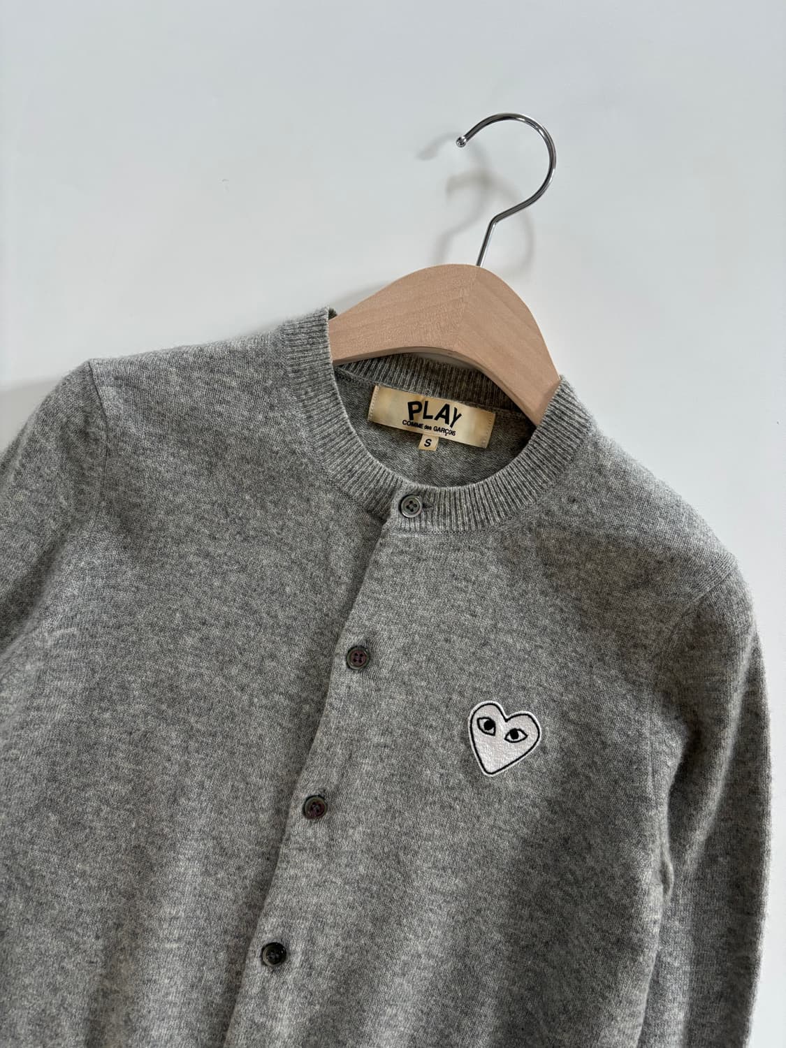 COMMEdesGARCONS 꼼데가르송 화이트와펜 그레이컬러 울 가디건 상품이미지2