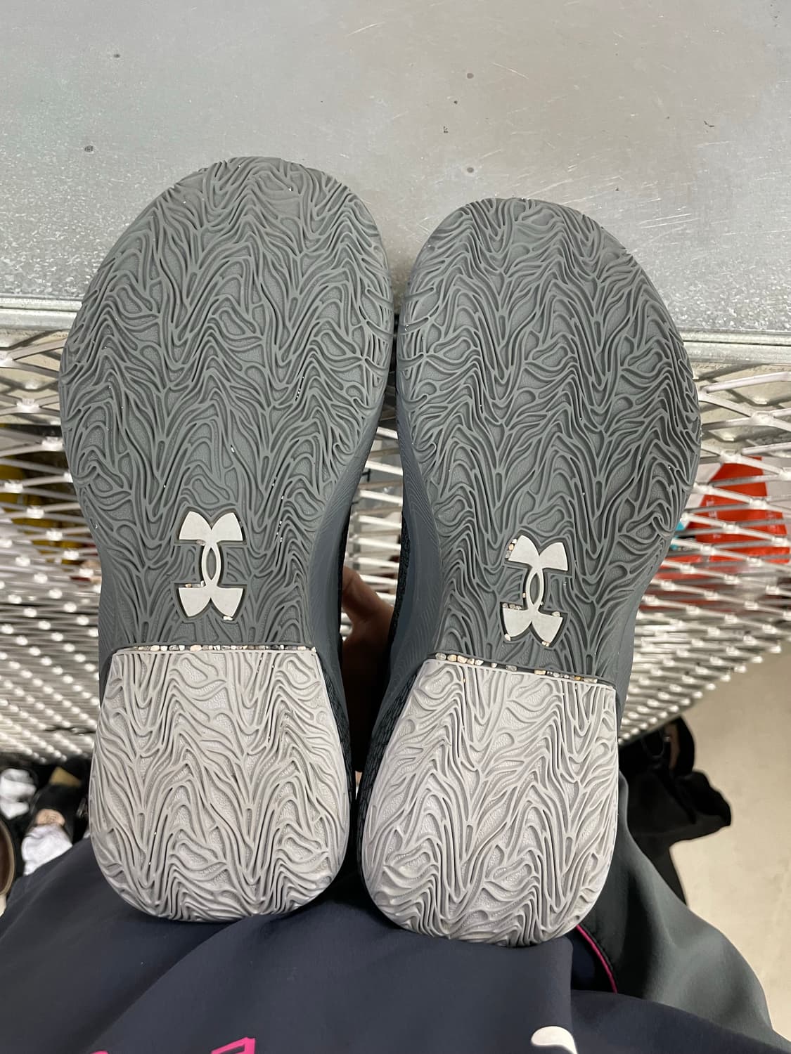 언더아머 하복 3 그레이 메탈릭 실버 265 상품이미지6