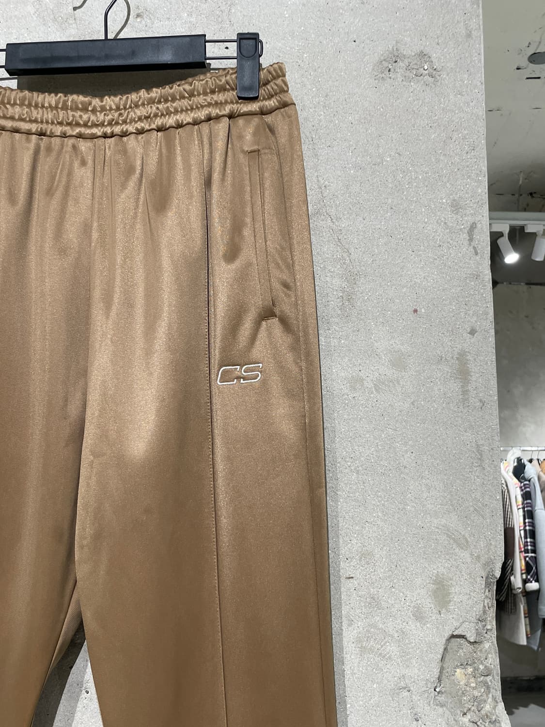 커먼 스웨덴 골드 아크로님 로고 사틴 트랙 팬츠 상품이미지3