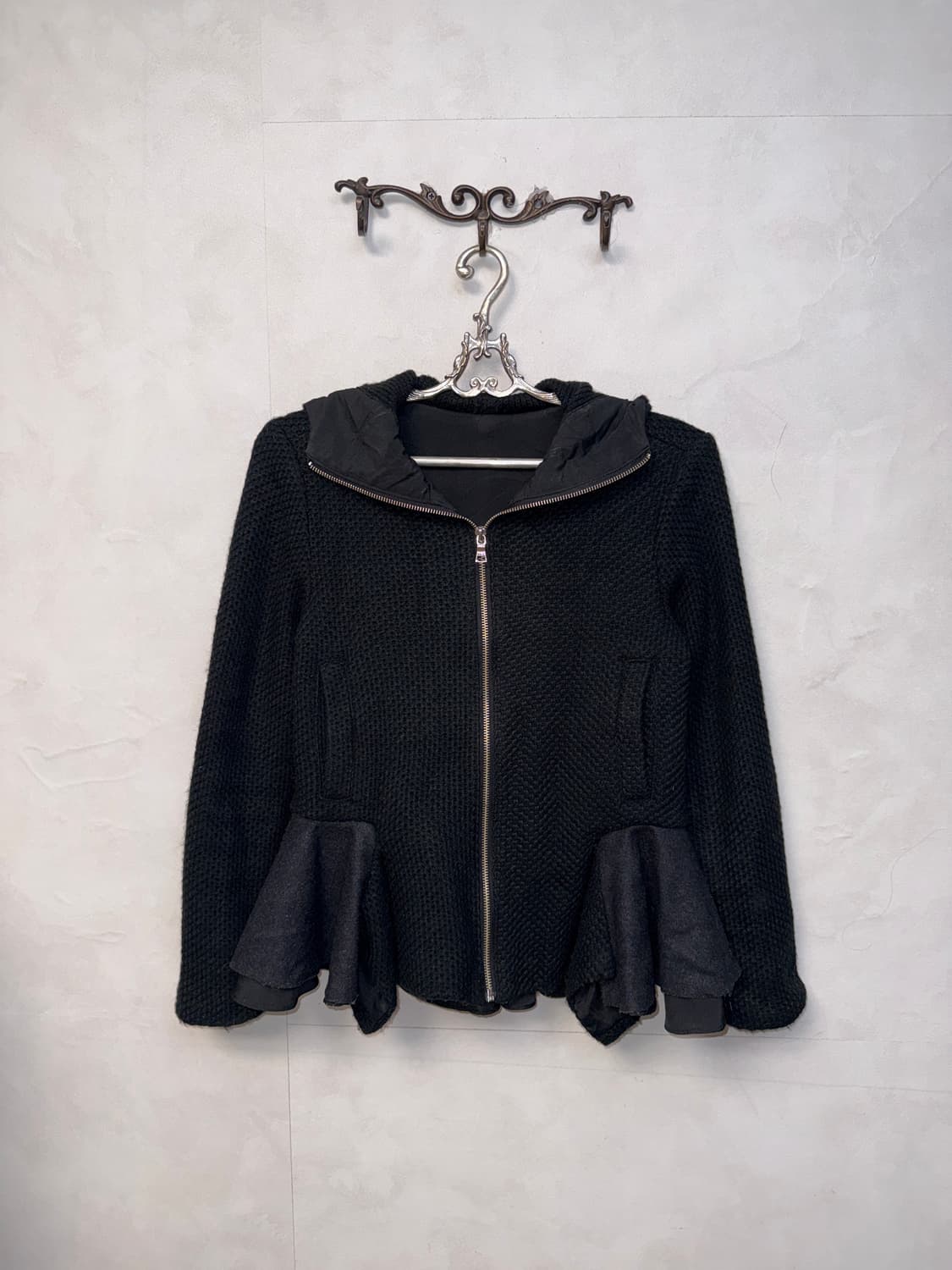 Black flare ruffle layered hood zipup  상품이미지1