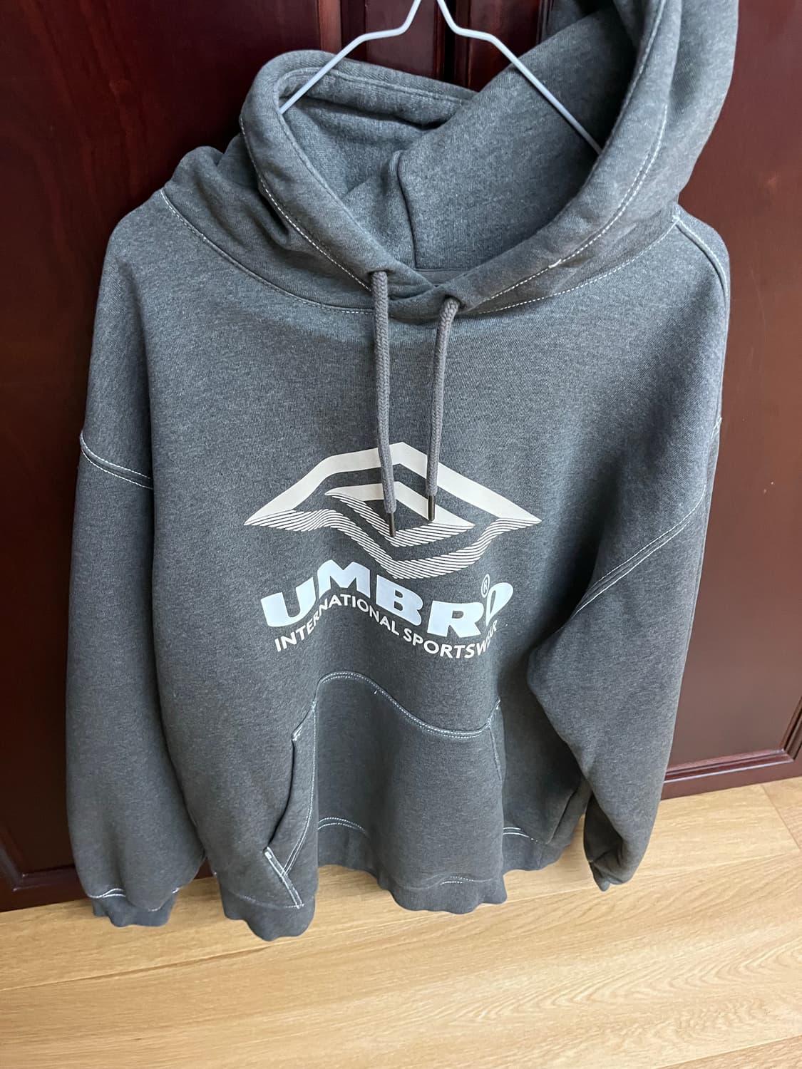 엄브로 크리스피 타슬란 차콜 후드 상품이미지1