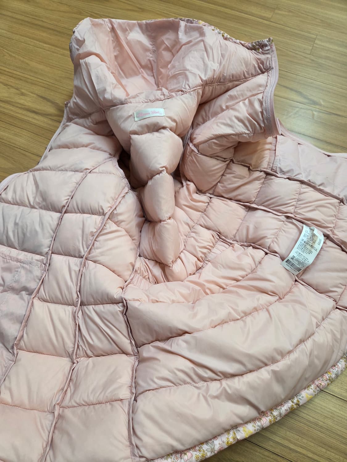 로엠걸즈 핑크색 경량 패딩 150사이즈입니다. 겉감은 폴리에스터 재질입니 상품이미지7