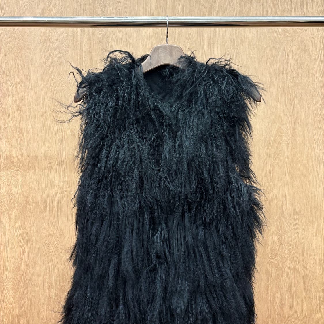 빈티지 퍼 베스트 롱 헤어 텍스처 안감 플라워 자수 패턴 디테일 블랙 상품이미지4