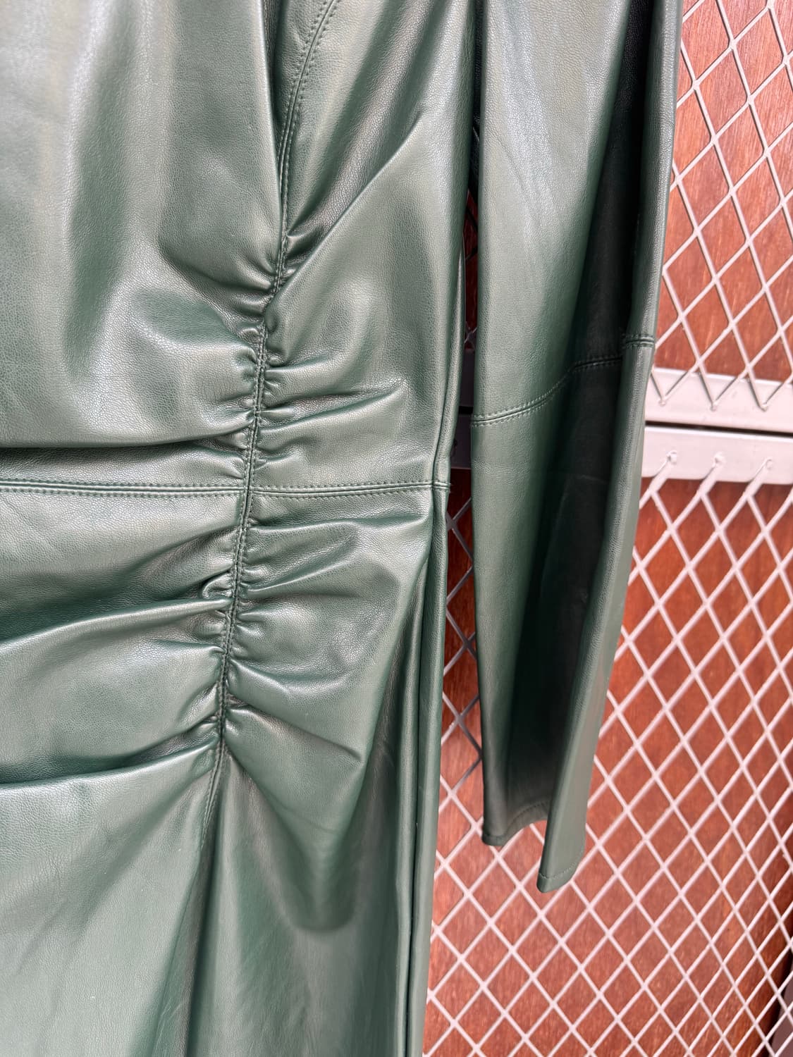 ZARA 자라 레더 셔링 핀턱 라인 하프넥 기모 가죽 원피스 S 새상품 상품이미지5