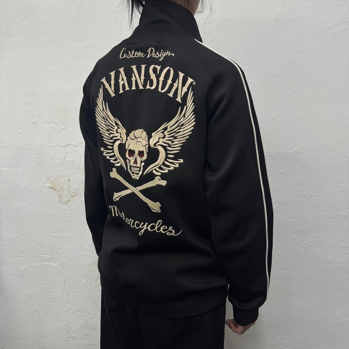VANSON 블랙컬러 스컬 본 양면 자수로고 파이핑 트랙탑 자켓 상품이미지2