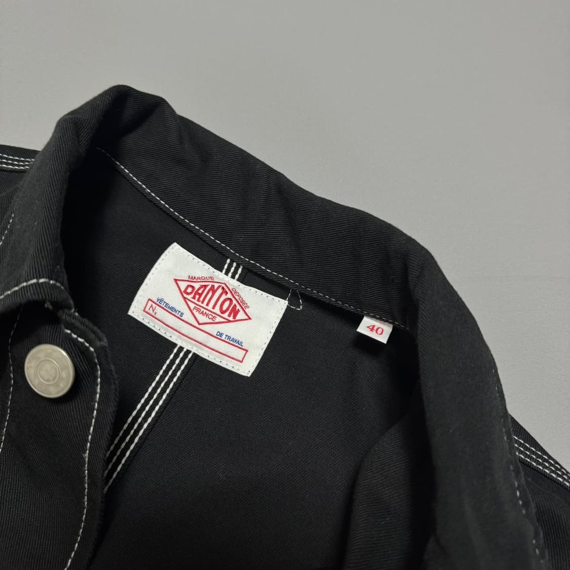 단톤(DANTON) 블랙컬러 스티치 박스로고 커버올 자켓 상품이미지3