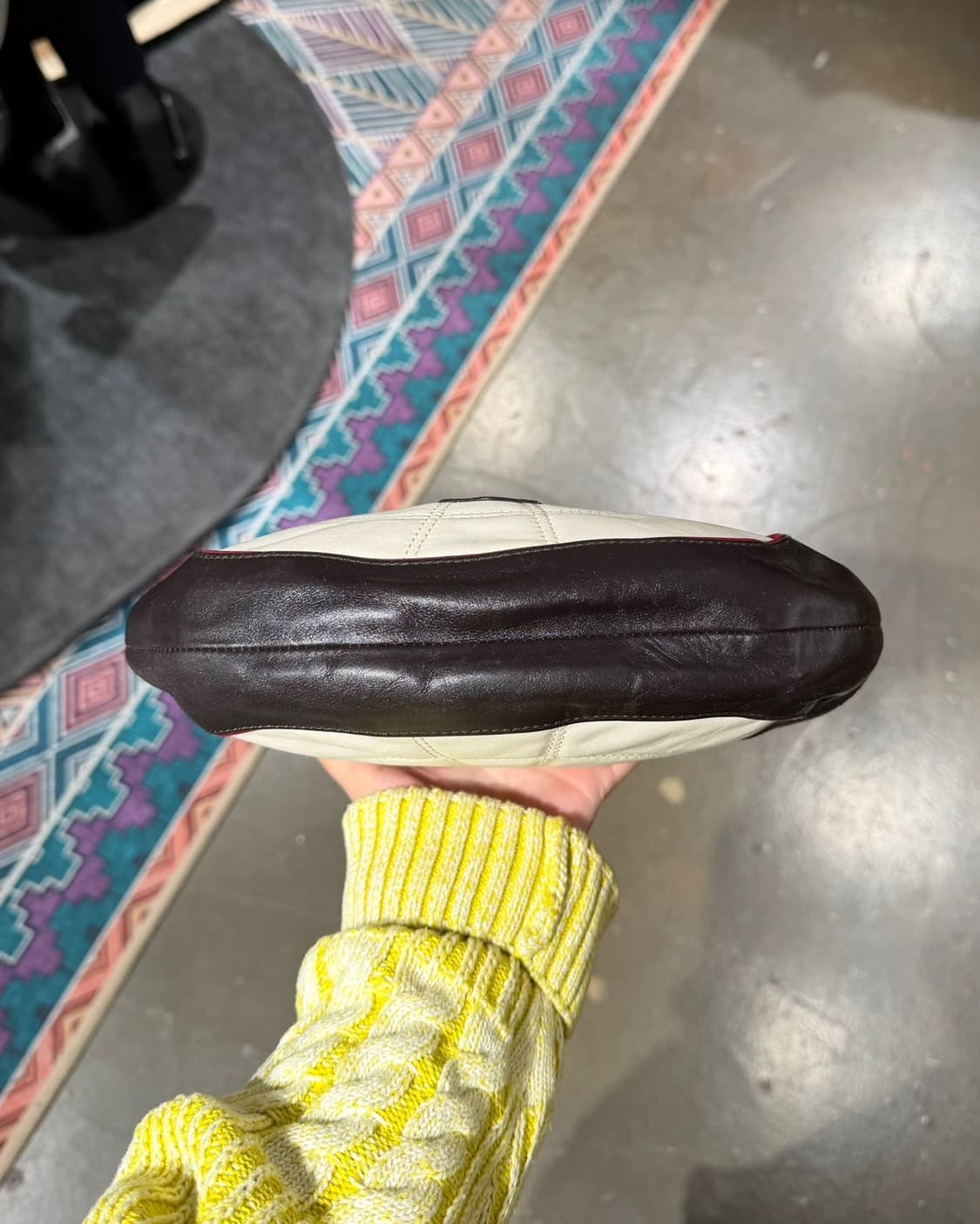 셀린느 화이트 레드 2002 피파 월드컵 레더 숄더백 상품이미지6