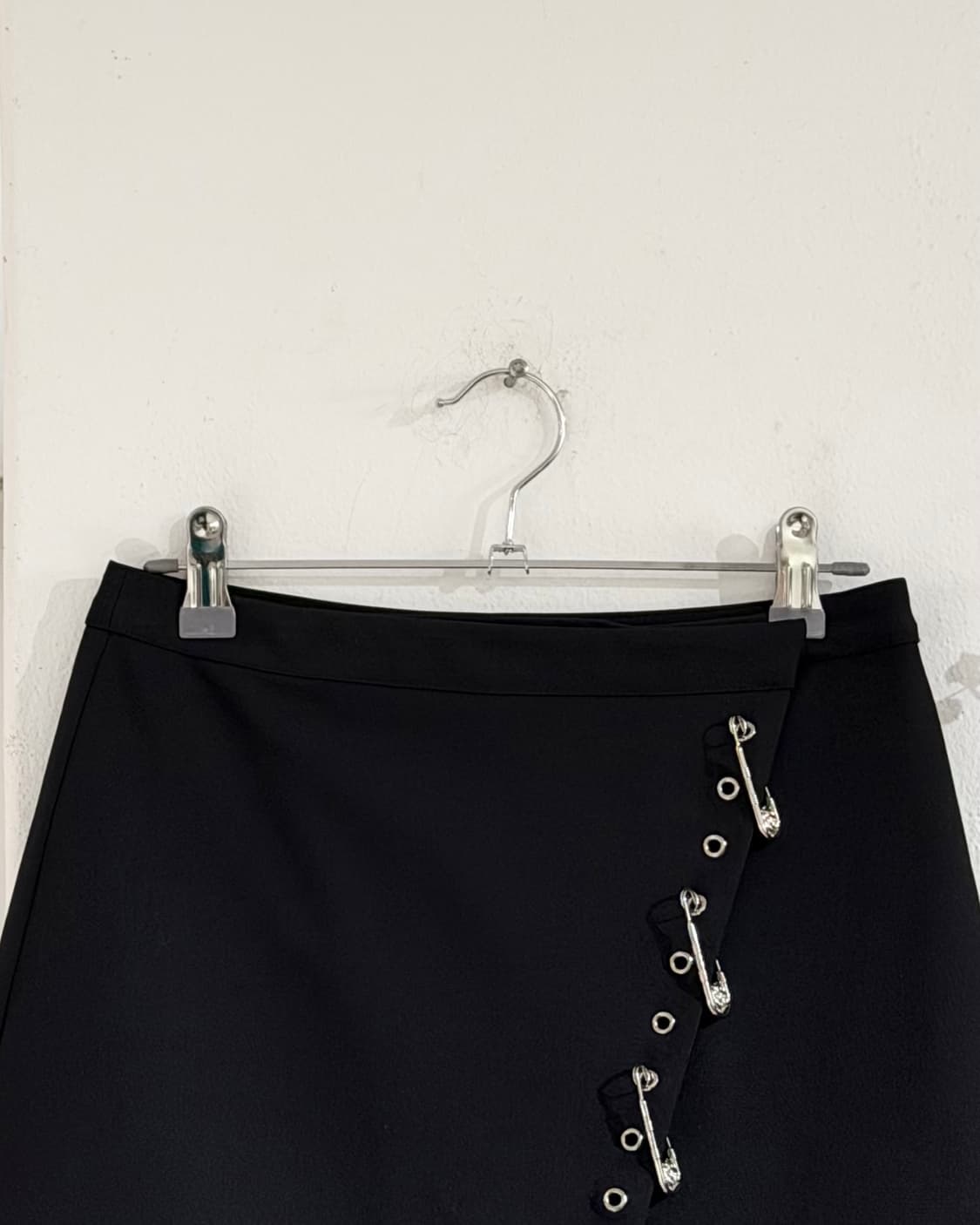 베르수스 베르사체 블랙 실버 아일렛 세이프핀 장식 미니 스커트 상품이미지2
