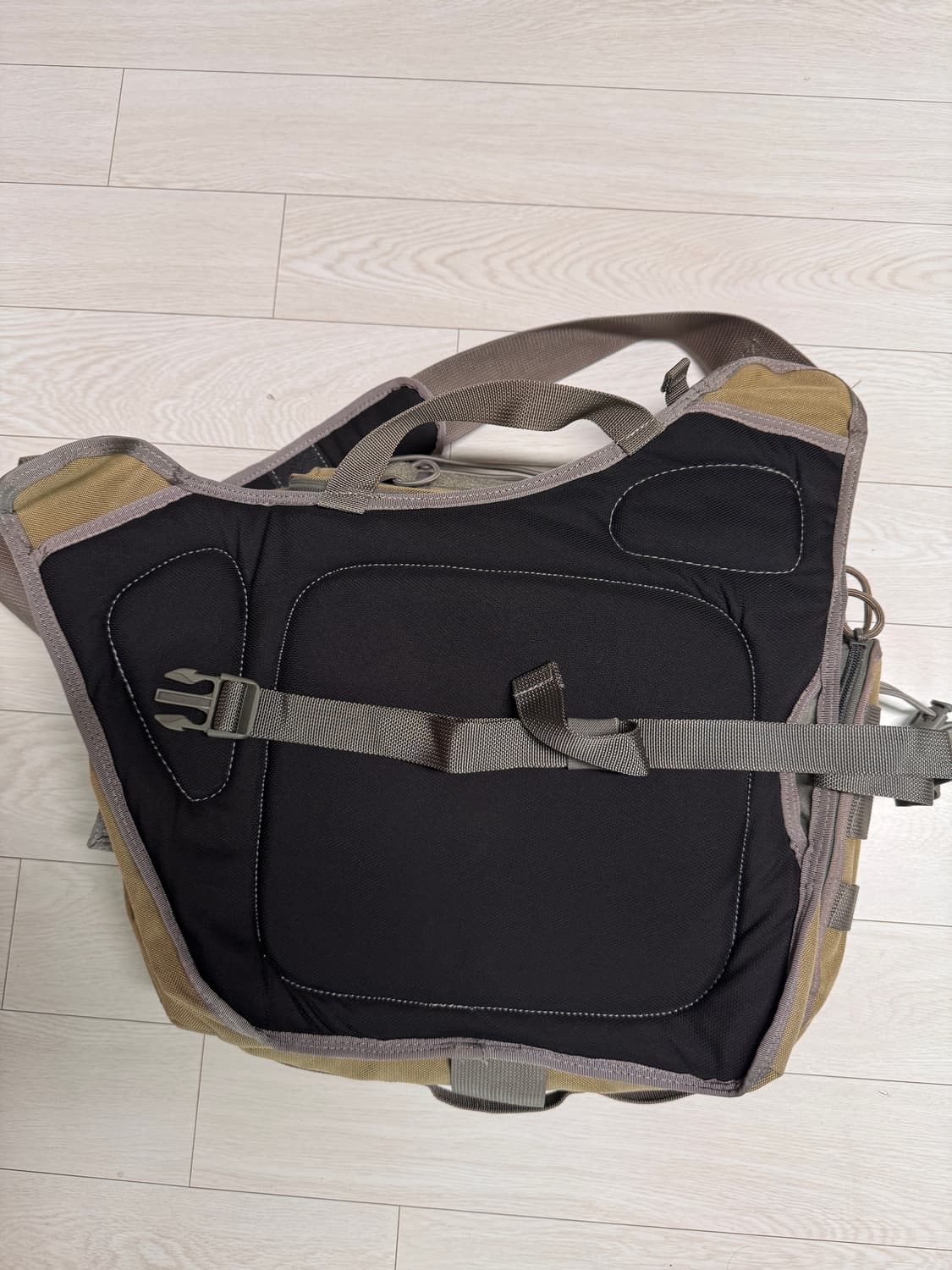 맥포스 로드러너 메신저백 카키 포리지 상품이미지8