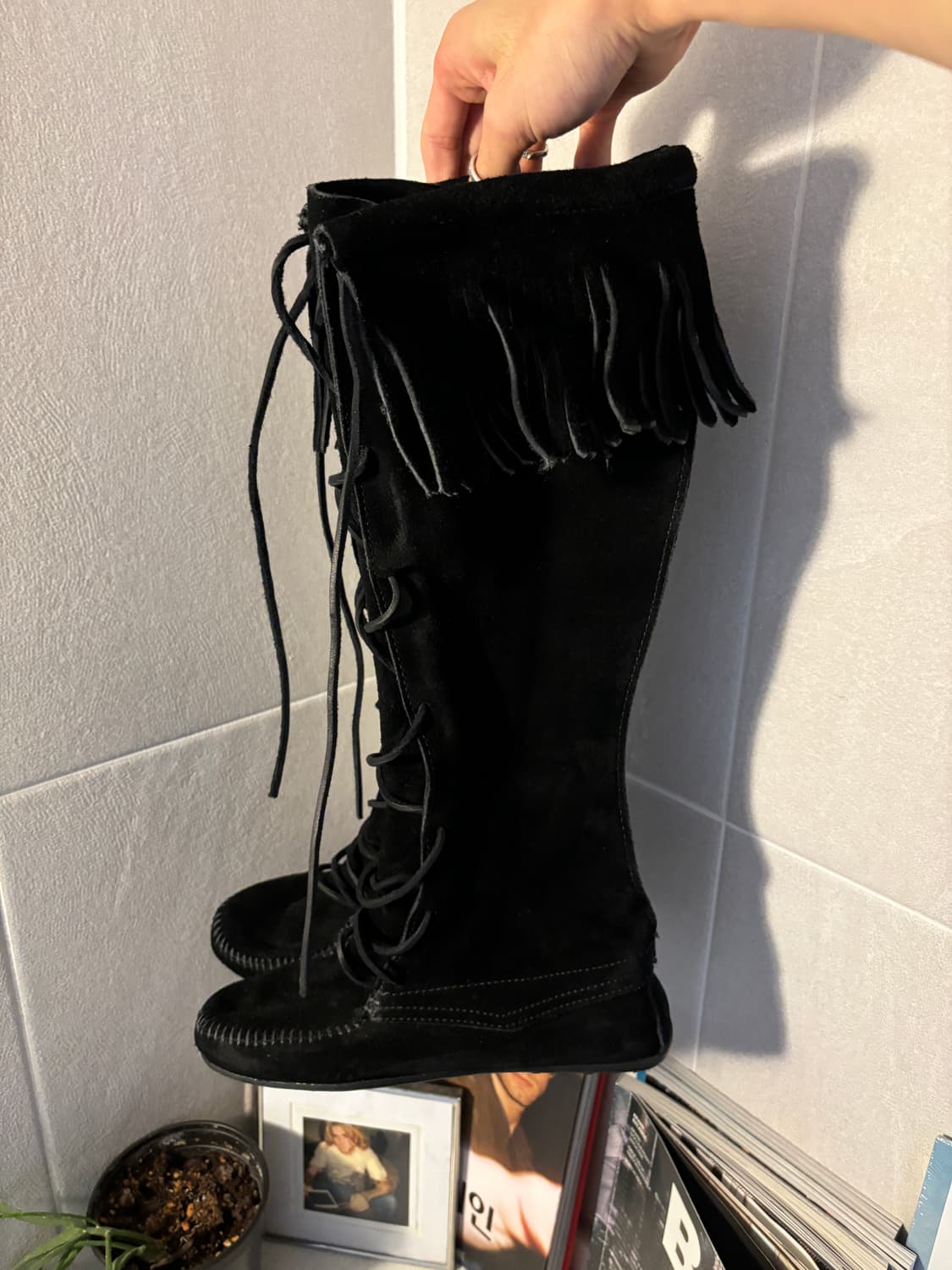 미네통카 레이스업 프린지 스웨이드 부츠 상품이미지1