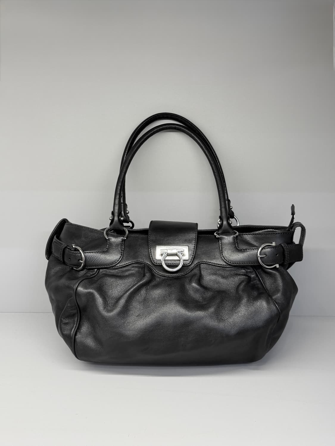 페라가모 간치니 락 소프트 카프스킨 숄더백 상품이미지3