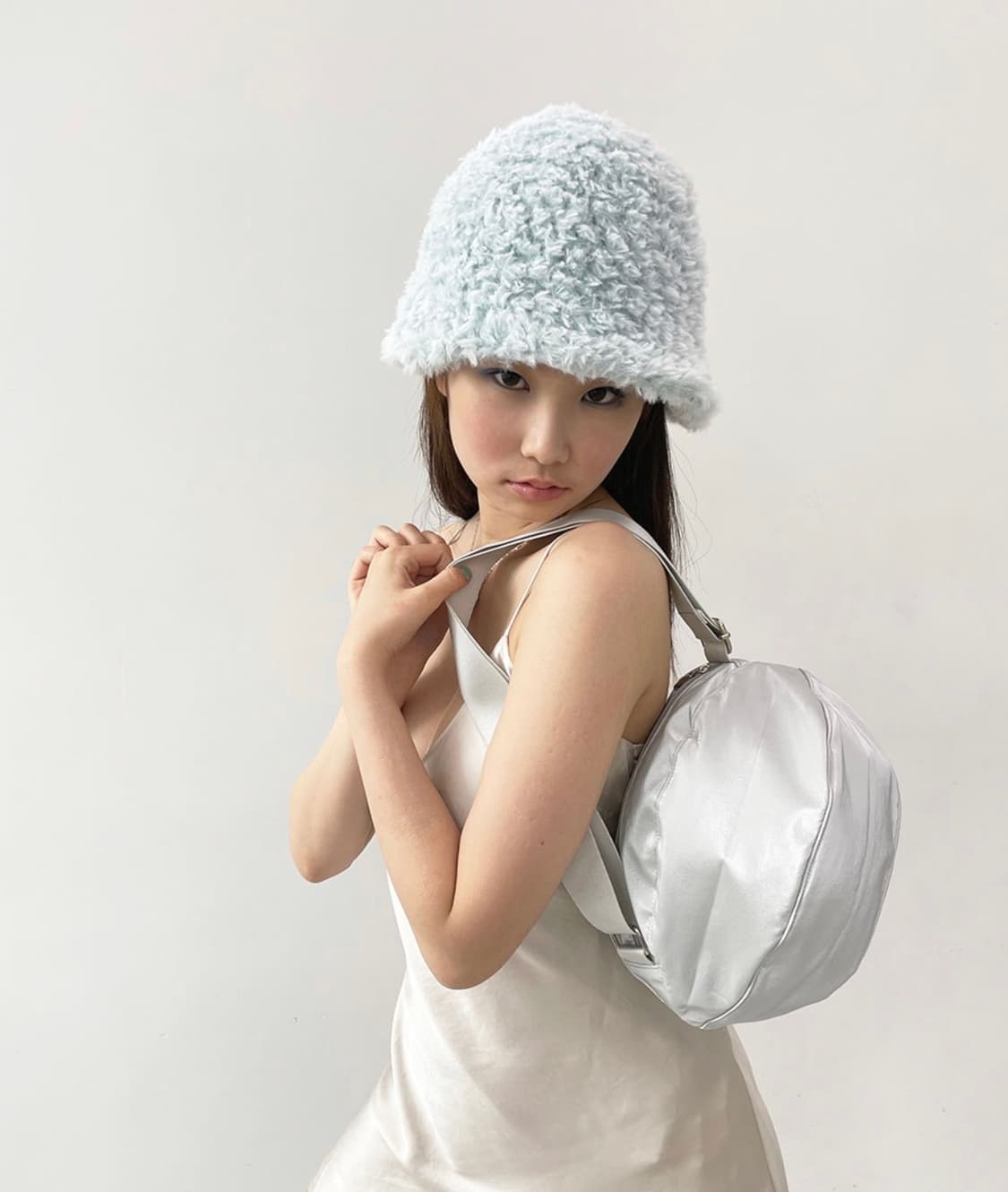 콜로신스 글로시 펌킨 크로스백 실버 상품이미지1