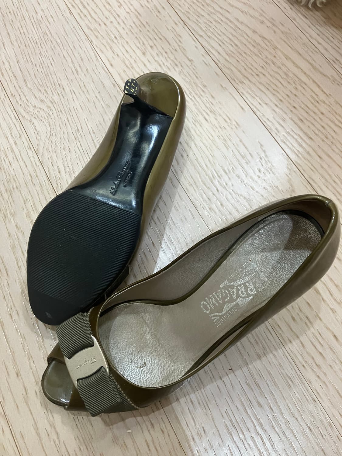 페레가모 보우 페이던트 오픈토 상품이미지2