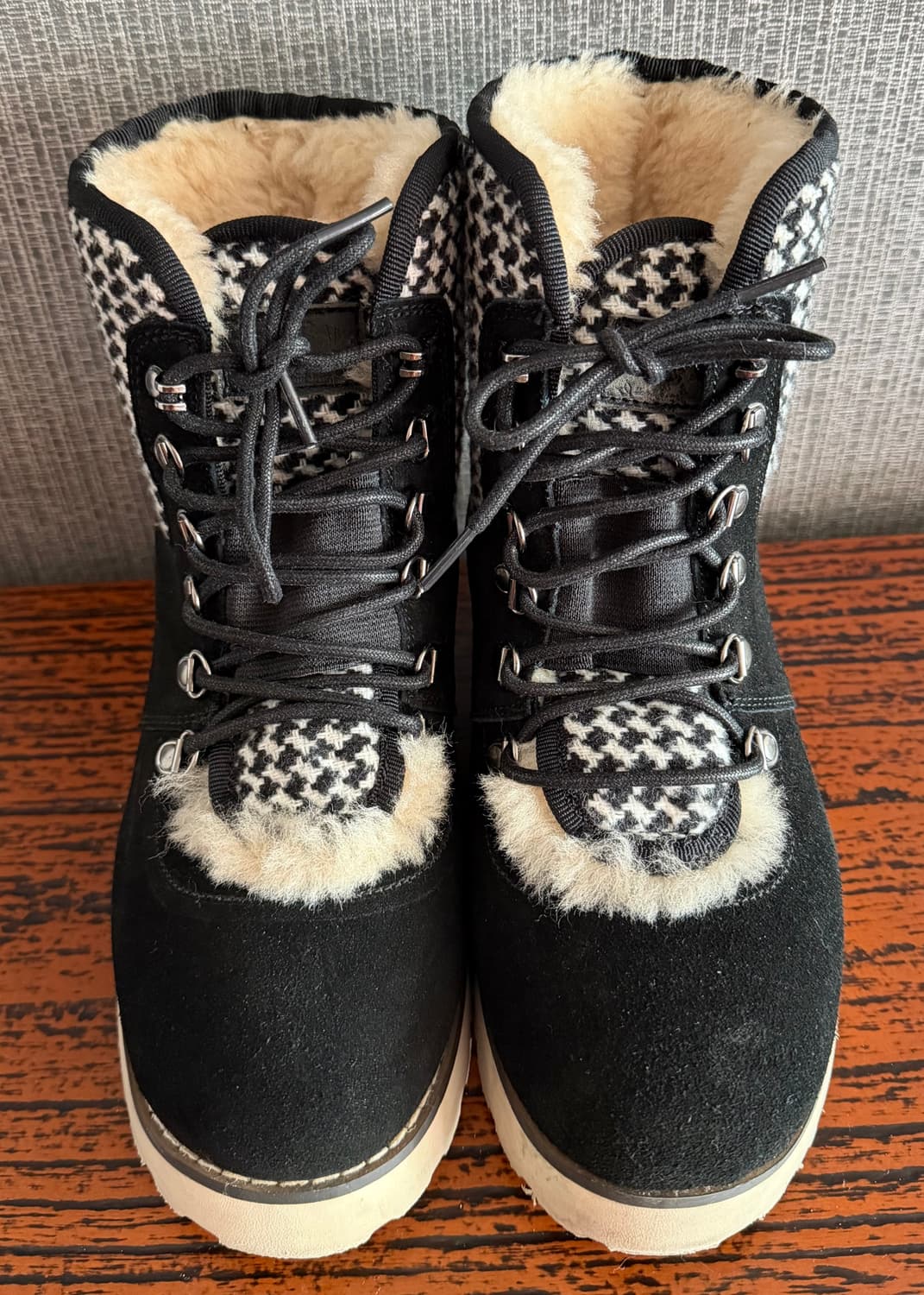 베어파우 BEARPAW 블랙 스웨이드 하운드투스 체크 퍼 방한 부츠 워커 상품이미지1