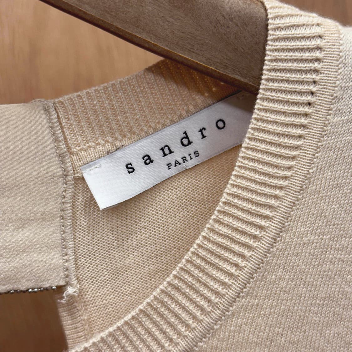 산드로 니트 탑 백 오픈 컷아웃 디테일 라운드넥 슬림핏 베이지 상품이미지7