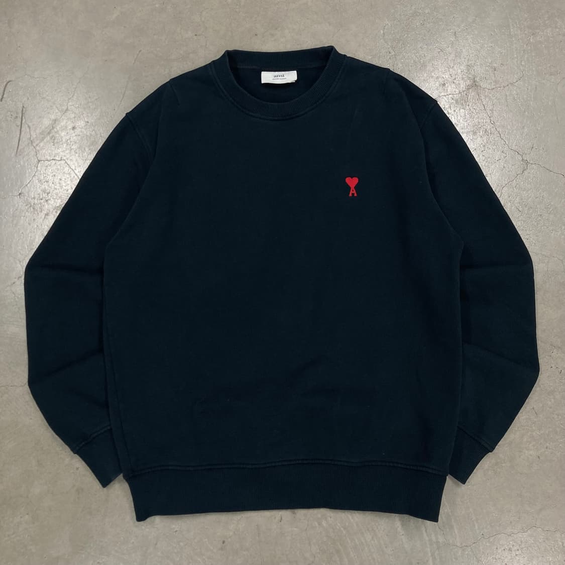 아미 블랙 컬러 스몰 하트 로고 맨투맨 상품이미지1