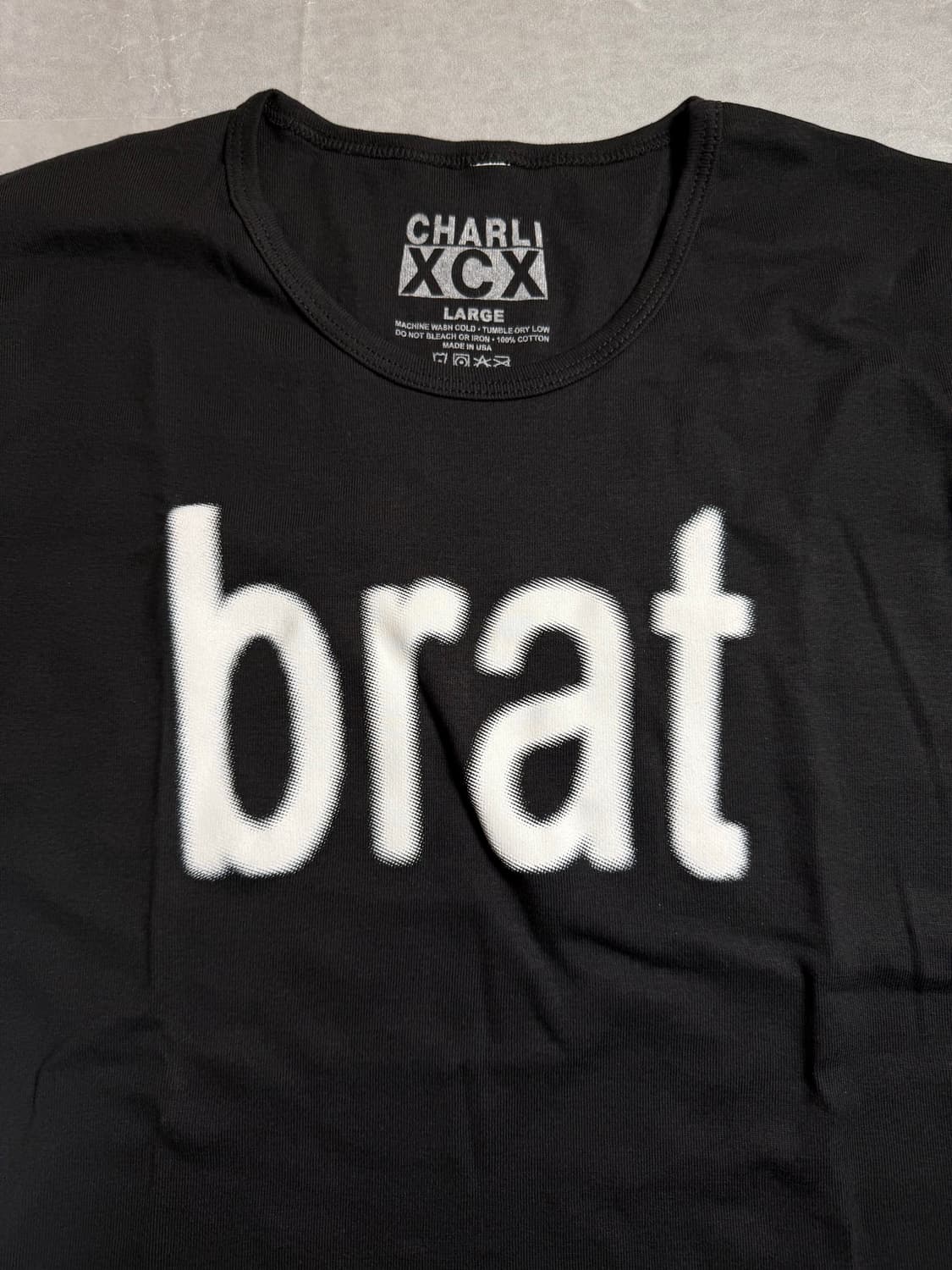 [L] 찰리 xcx brat 티셔츠 블랙 원유니버스 공식 MD 상품이미지2