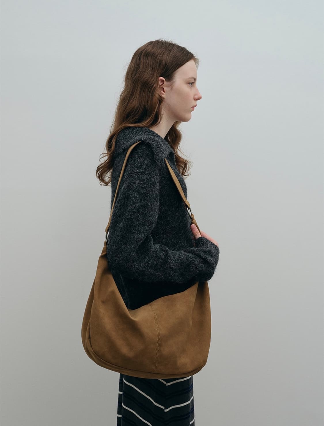 로에일 스웨이드 백 상품이미지4