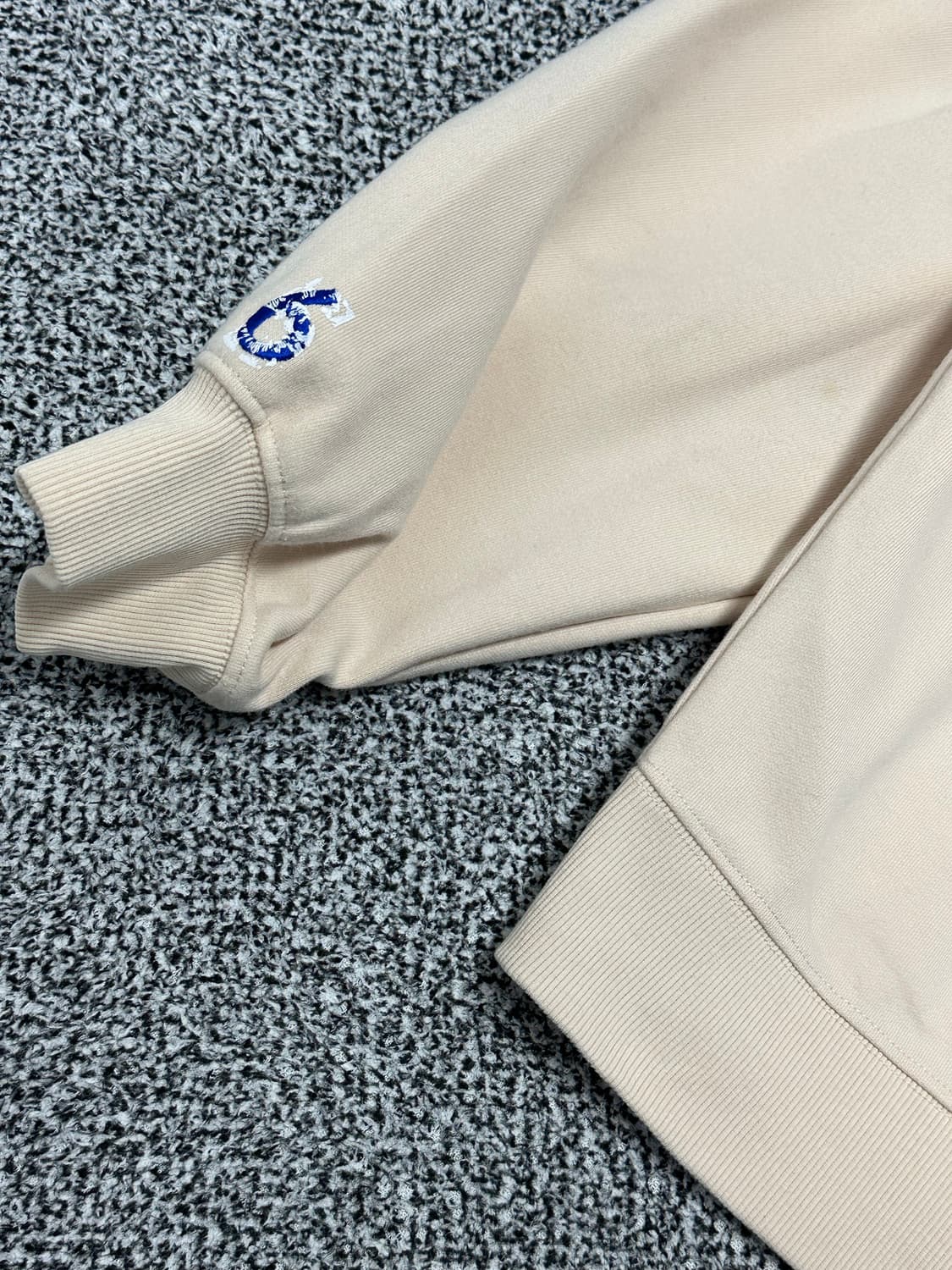 아더에러 레터링 아이보리색 맨투맨 상품이미지5