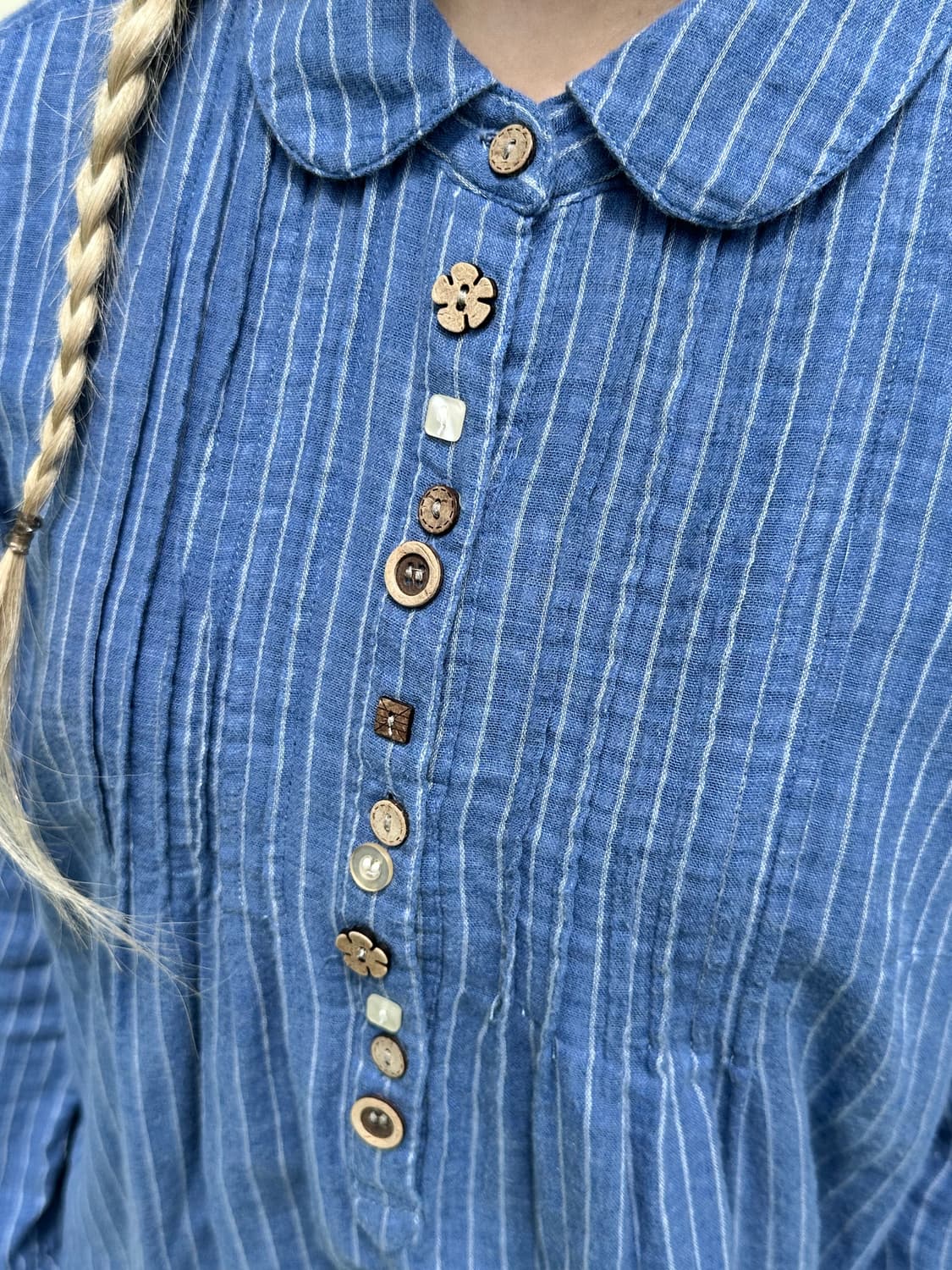 스트라이프 우드버튼 블라우스 상품이미지1