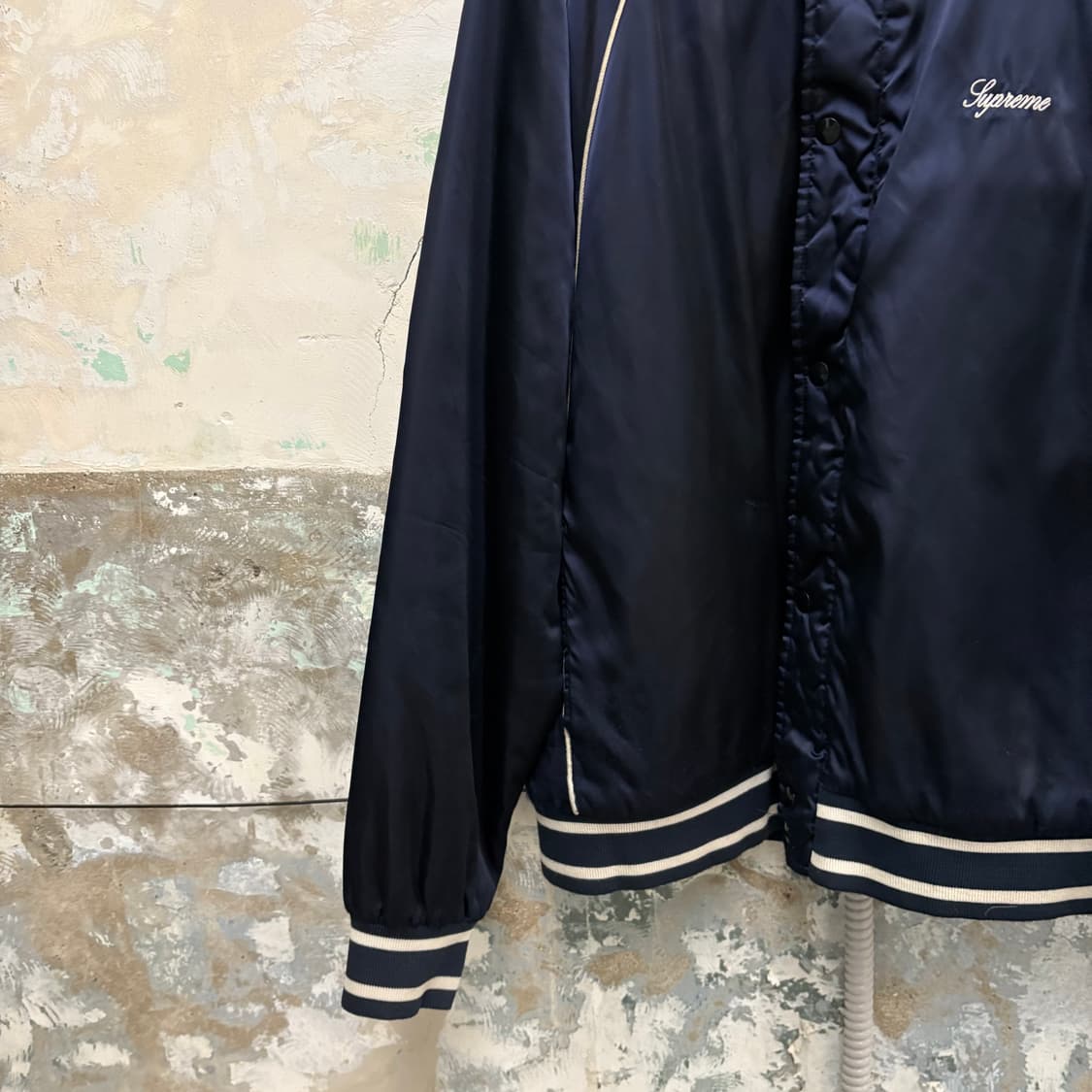 2020fw 슈프림 콘트라스트 스크립트 네이비 바시티 자켓 상품이미지6