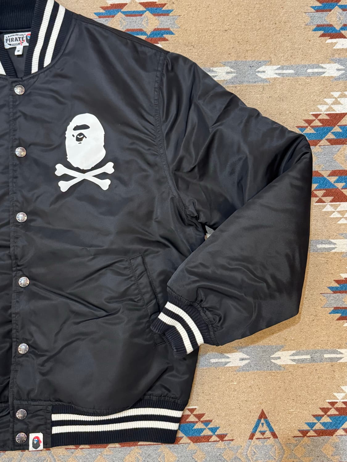 [M] 베이프 PIRATE 스토어 한정 바시티 자켓  상품이미지3