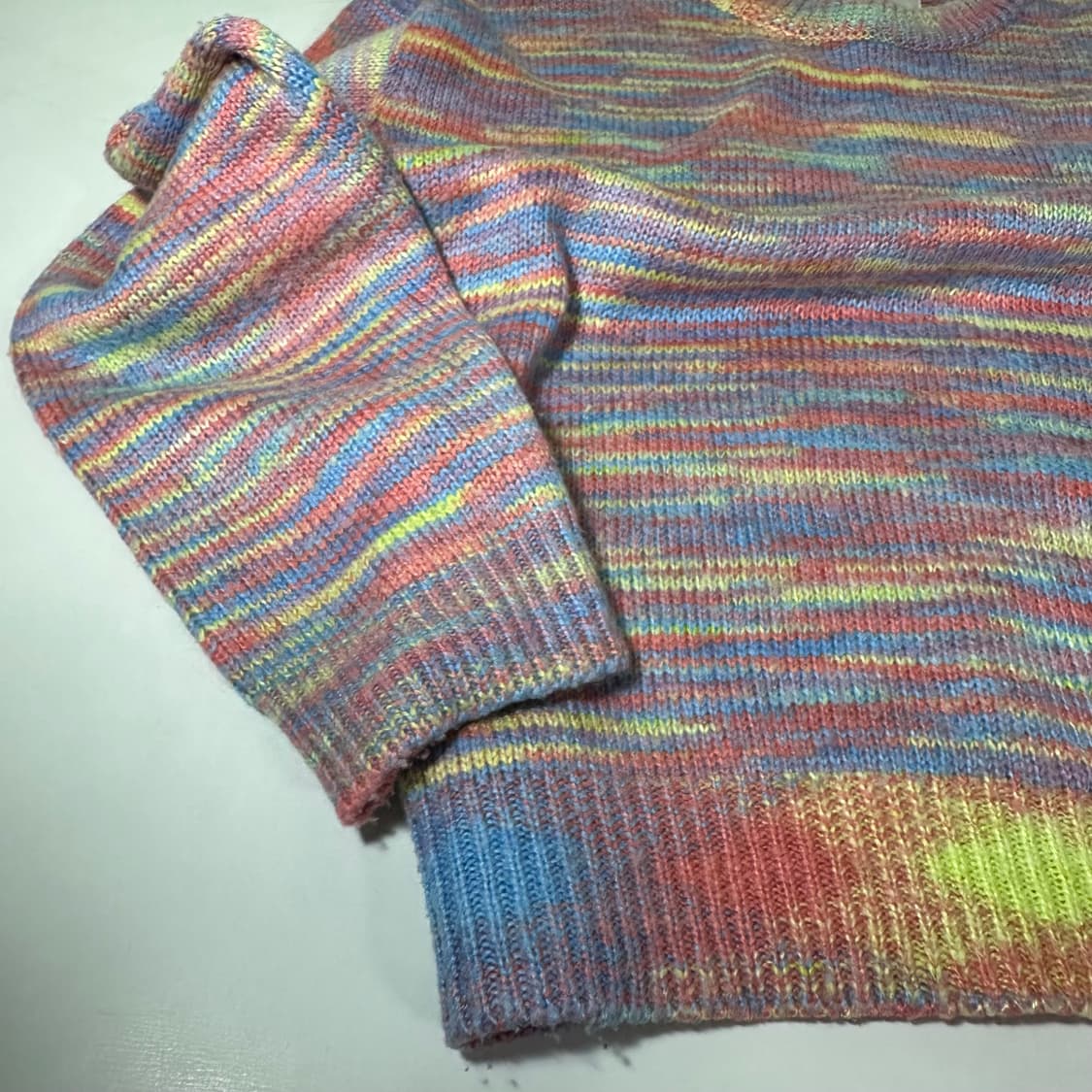 우먼OS 키르시 루즈오버핏 체리로고 나염니트 상품이미지3