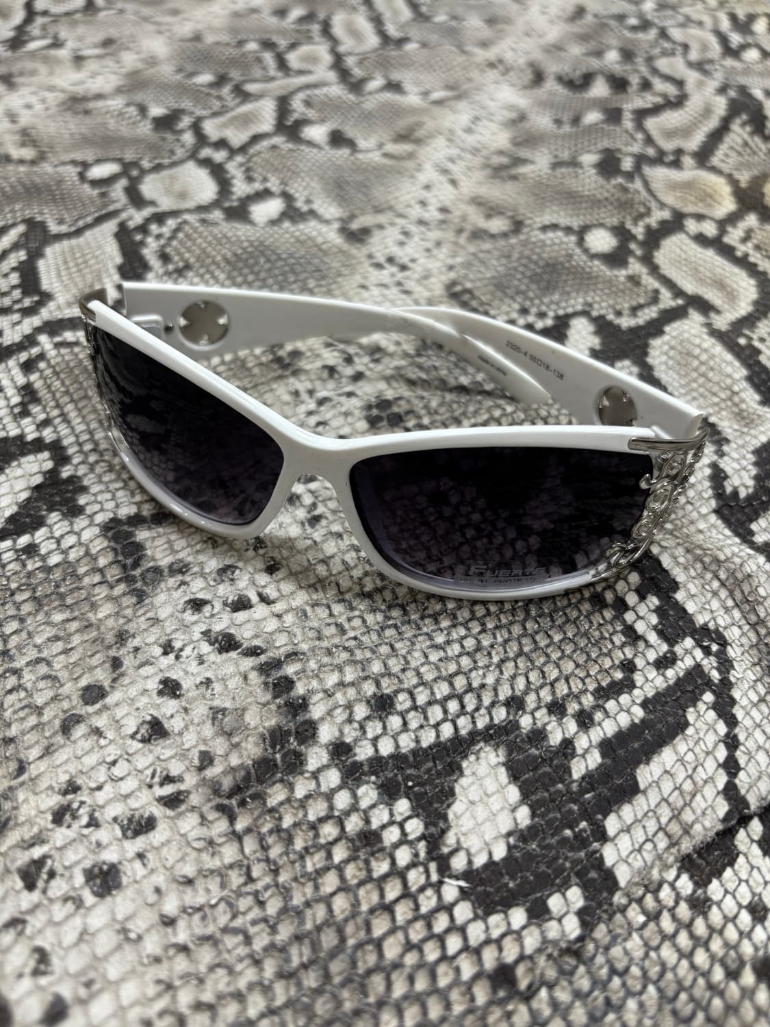 “Vintage” Gothic Detail White sunglasses 상품이미지1