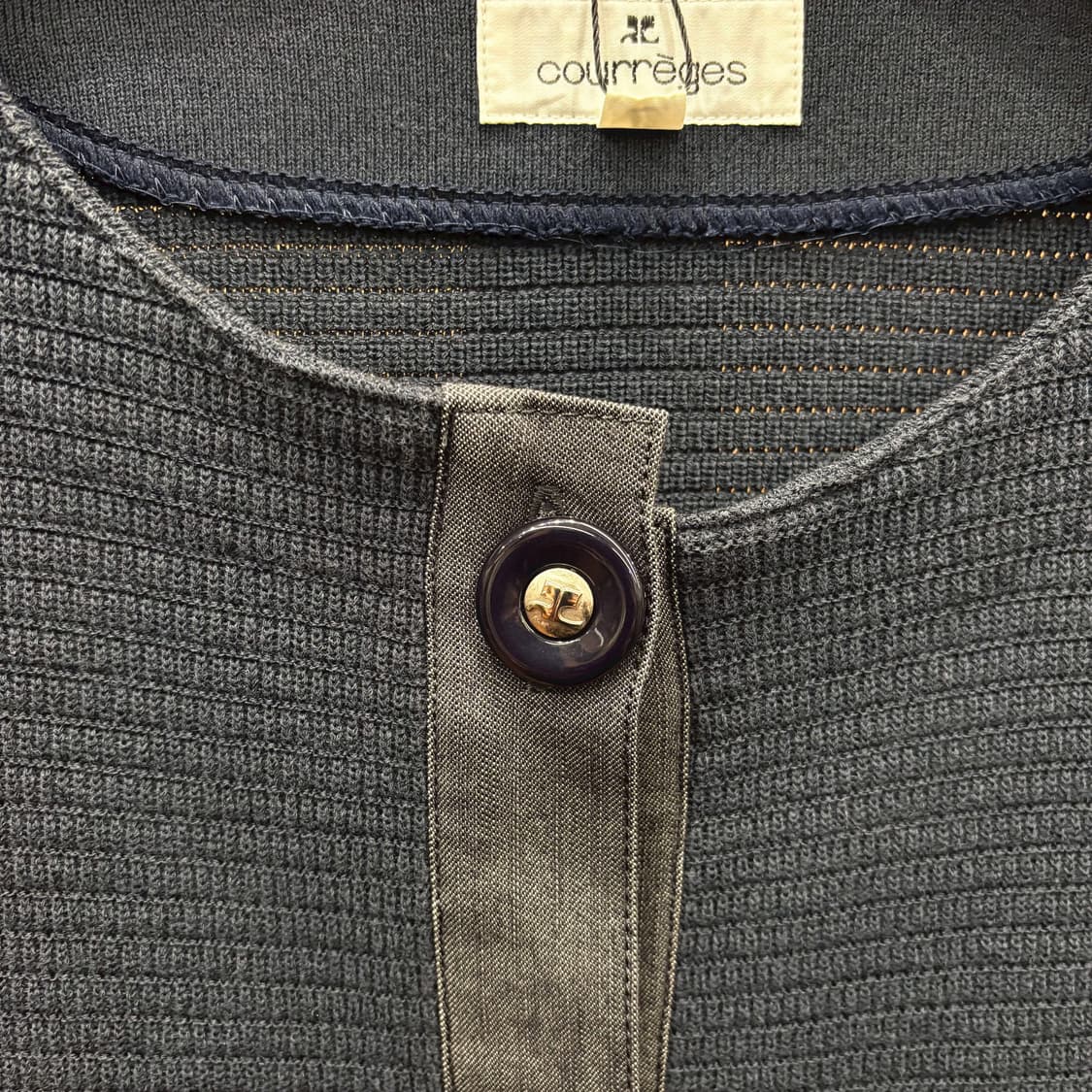 꾸레쥬 라운드넥 니트 가디건 코튼 배색 플래킷 디테일 레귤러핏 블루 상품이미지6