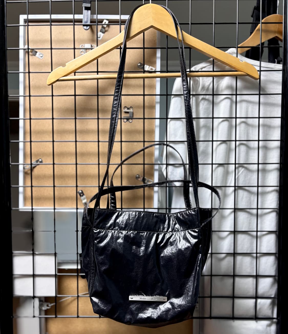 마뗑킴 가방 GLOSSY TWO WAY MINI BAG IN BLACK 상품이미지2