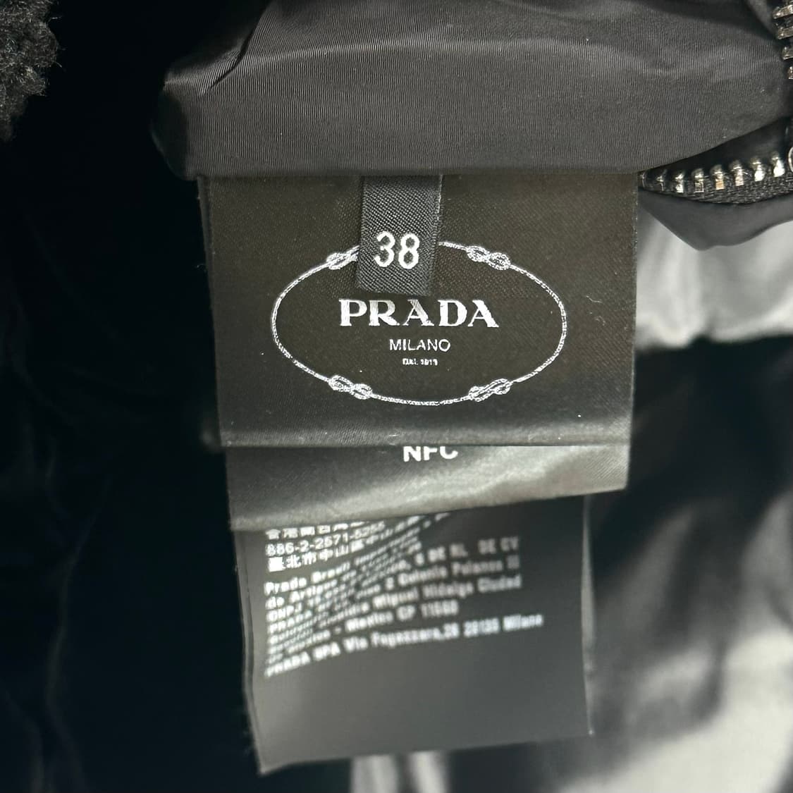 [38/S+급] 프라다 컨버터블 크롭 벨벳 다운 패딩 자켓 상품이미지9